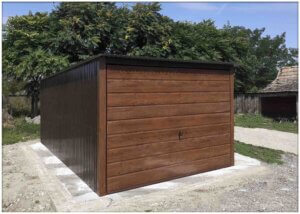 Plechová garáž 3×5 so spádom strechy dozadu, brána výklopná, široký panel